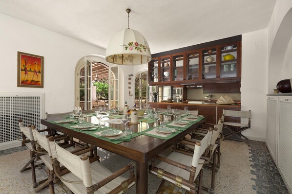 Comfort House, 4 Bedrooms | In-room dining
