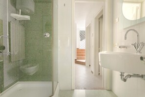 A bathroom with a shower area and a sink. - Villa Denise (Castellaneta)