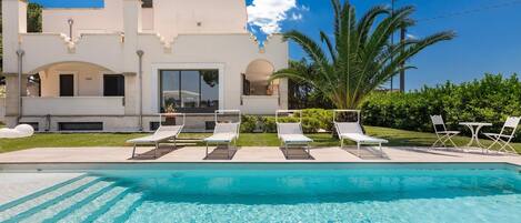 สระว่ายน้ำกลางแจ้งเปิดตามฤดูกาล