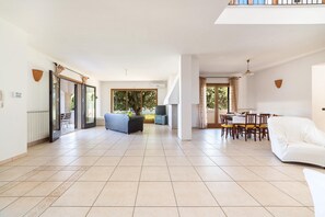 Comfort-Haus, 4 Schlafzimmer | Wohnzimmer | Fernseher, Kamin