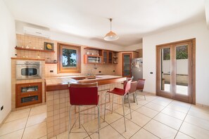 Comfort House, 4 Bedrooms | Private kitchen - Villa Vespucci (Maruggio)