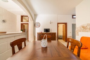 Standard-Haus, 2 Schlafzimmer | Essbereich im Zimmer