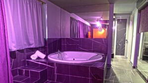 Separate tub and shower, jetted tub, designer toiletries, hair dryer - Madison Hotel & Suites - Adults Only (Athens)