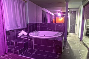 Separate bathtub and shower, jetted bath, designer toiletries