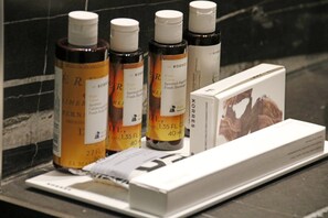 Deluxe King Room | 浴室服务设施 | 独立的浴缸和淋浴、按摩浴缸、名牌洗护用品、吹风机