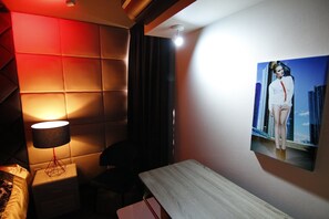 Deluxe King Room | Wohnbereich | Flachbildfernseher