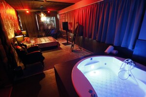 Deluxe King Room | Minibar, schallisolierte Zimmer, Bügeleisen/Bügelbrett, Bettwäsche