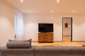 Suite | Wohnbereich | 22-Zoll-Flachbildfernseher mit Digitalempfang, Fernseher