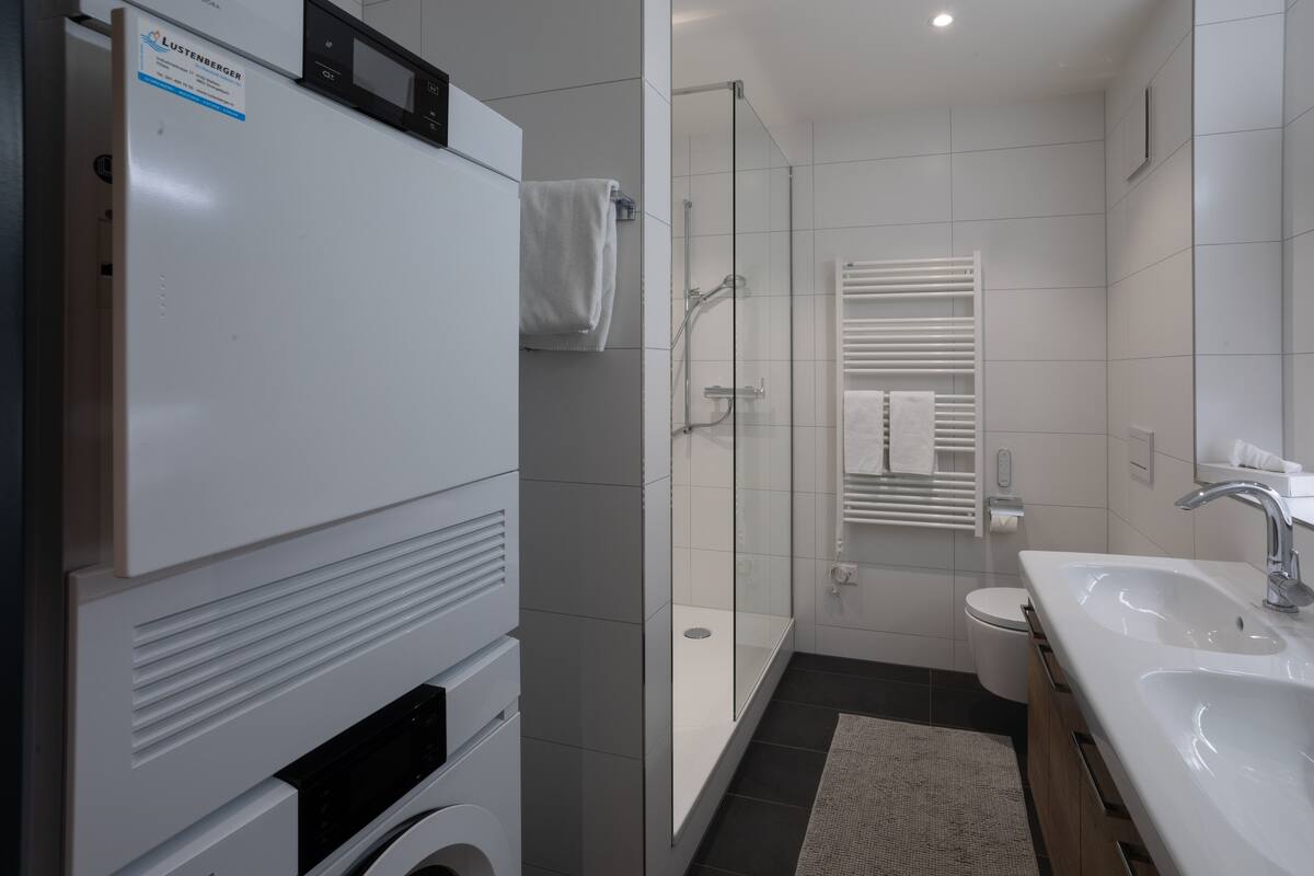 suite | bathroom | shower, free toiletries, hair dryer, slippers