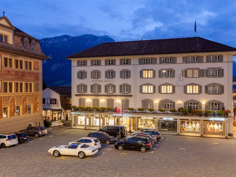 Vista frontal de la propiedad por la tarde o noche