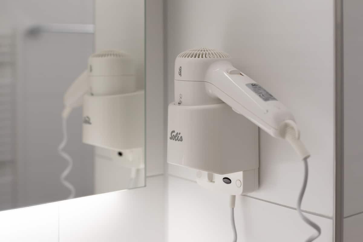 double room, 2 single beds | bathroom | shower, free toiletries, hair dryer, slippers