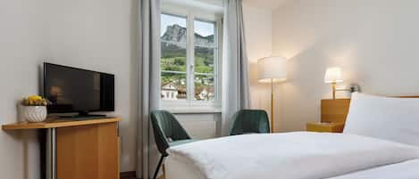Small Double Room Grandlit | In-room safe, desk, iron/ironing board (on request), WiFi (free)