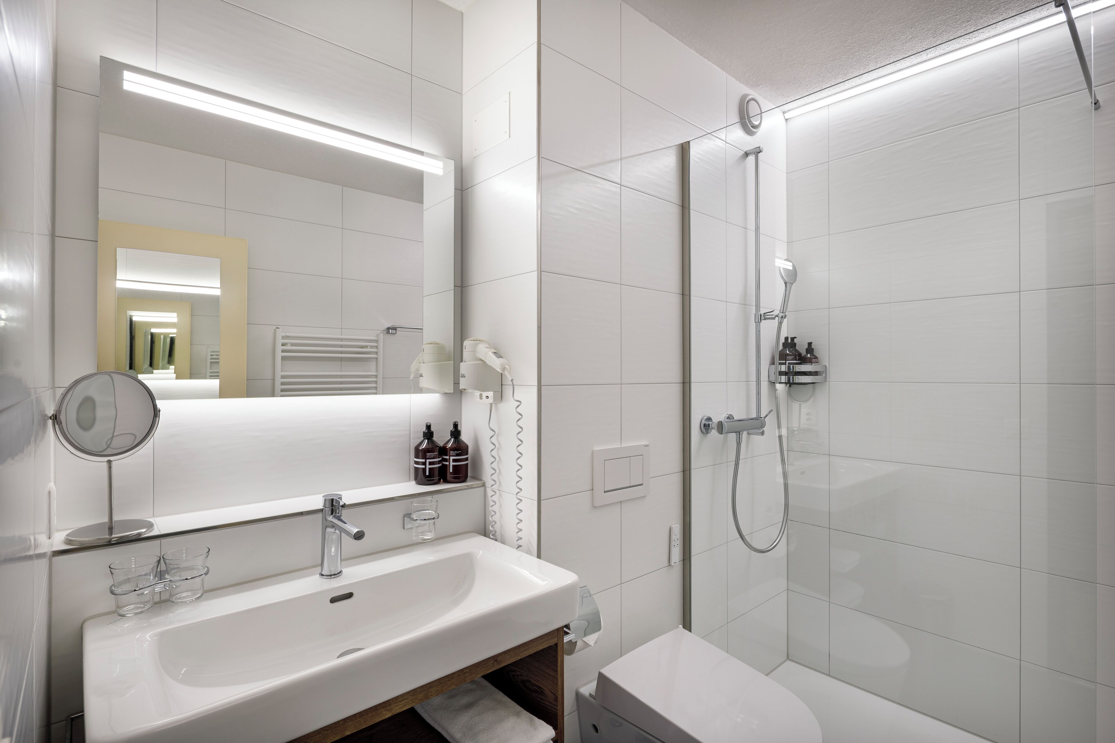 Douche, articles de toilette gratuits, sèche-cheveux, chaussons