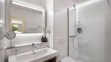 Douche, articles de toilette gratuits, sèche-cheveux, chaussons