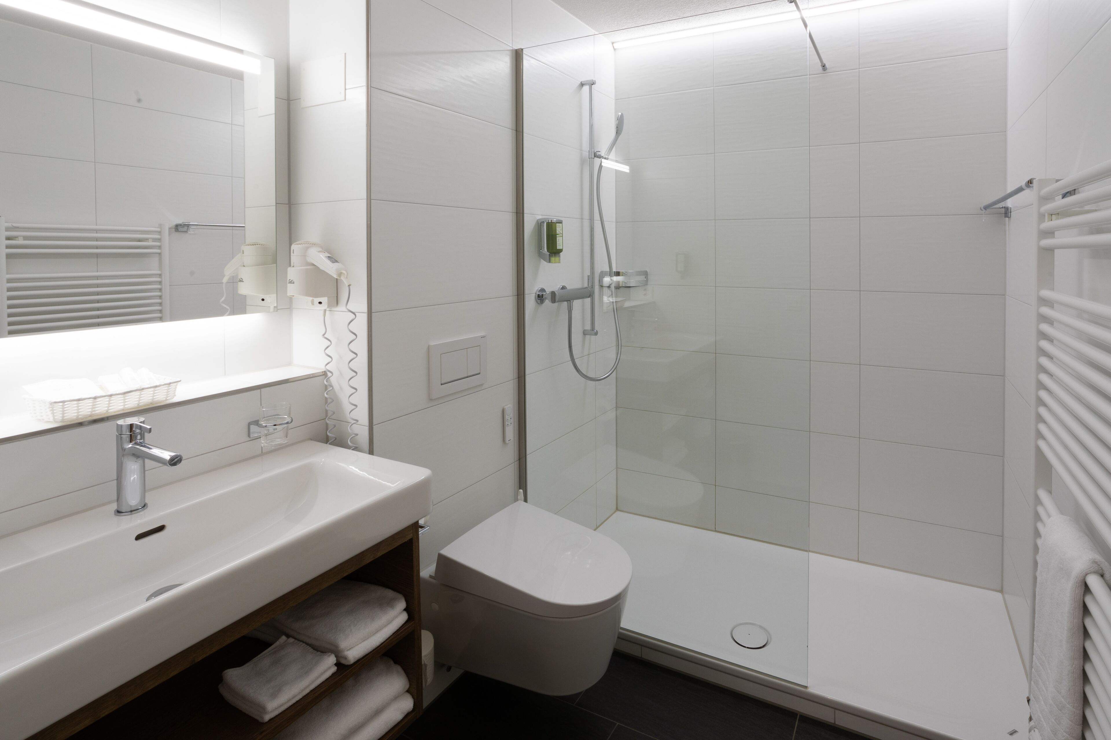 double room, 2 single beds | bathroom | shower, free toiletries, hair dryer, slippers