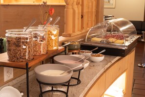 Café da manhã com buffet grátis todos os dias