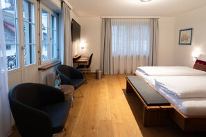 Quarto júnior, sacada | Cofres nos quartos, individualmente decorados