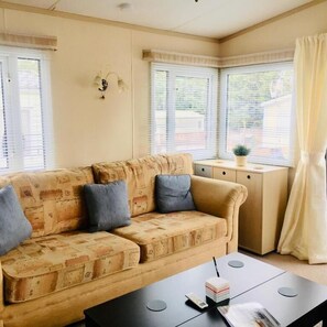 Mobile Home (8 A) | Living room | Flat-screen TV - Camping Málaga Monte Parc (Alhaurin de la Torre)