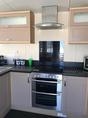 Mobile Home (Regal 11) | Private kitchen | Full-size fridge, microwave, stovetop, electric kettle - Camping Málaga Monte Parc (Alhaurin de la Torre)