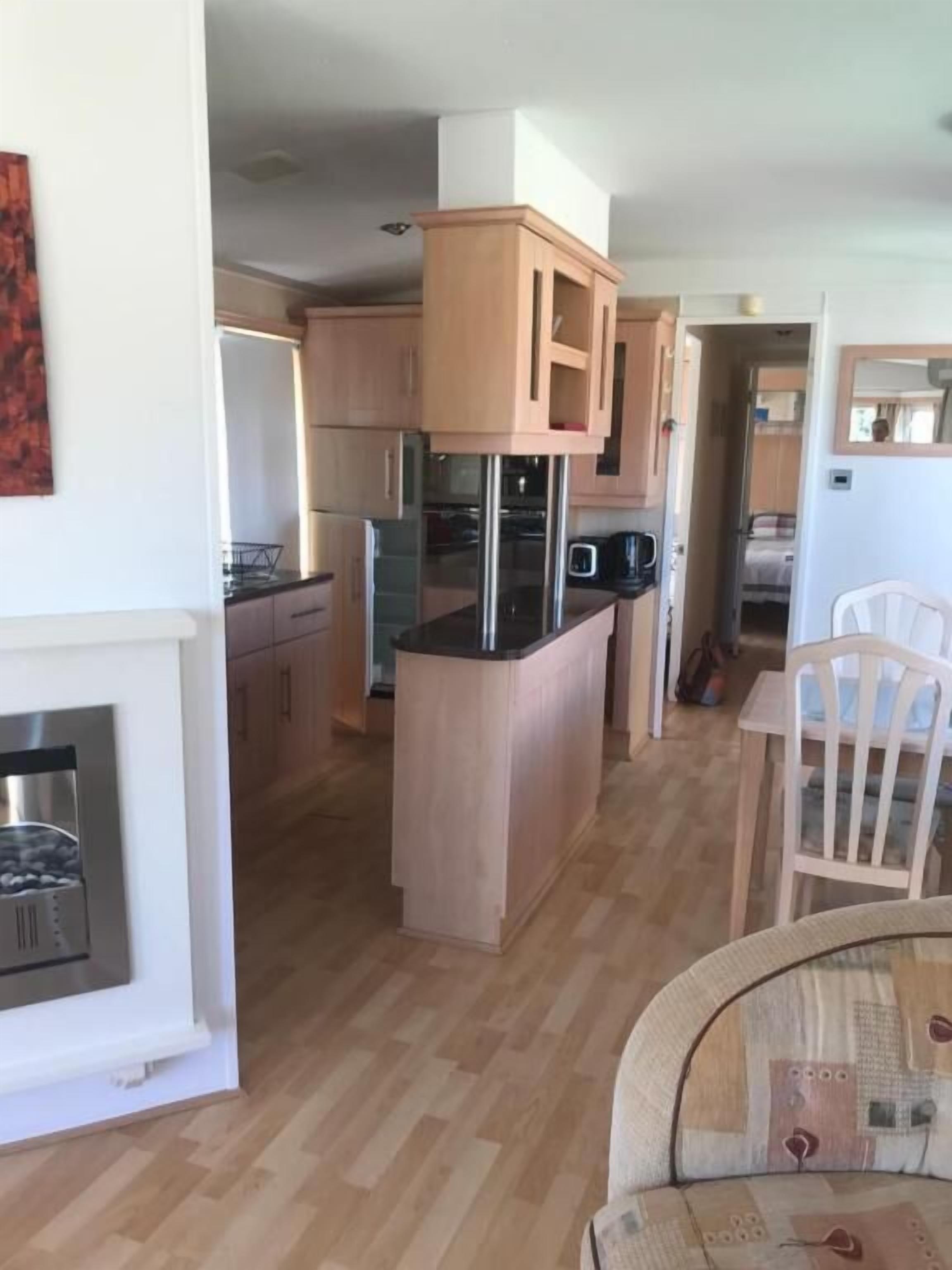 Mobile Home (25) | Private kitchen | Full-size fridge, microwave, stovetop, electric kettle