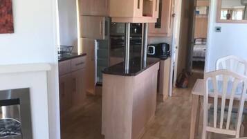 Mobile Home (25) | Private kitchen | Full-size fridge, microwave, stovetop, electric kettle