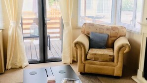 Una sala de estar con un sofá, una mesa de centro y una chimenea.