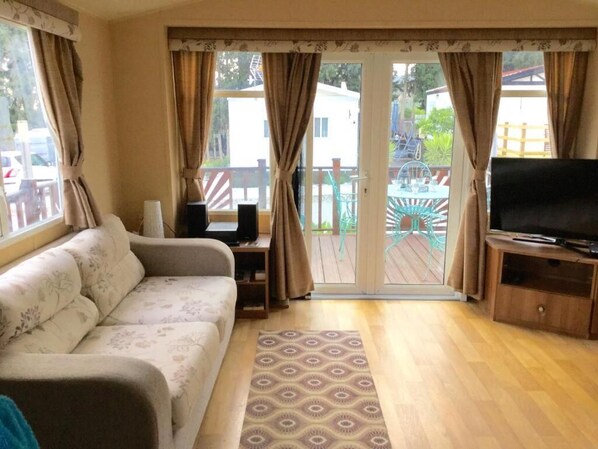 Mobile Home (Salisbury 9) | Living area | Flat-screen TV - Camping Málaga Monte Parc (Alhaurin de la Torre)