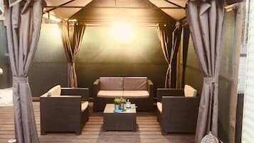 Mobile Home (8 A) | Living area | Flat-screen TV