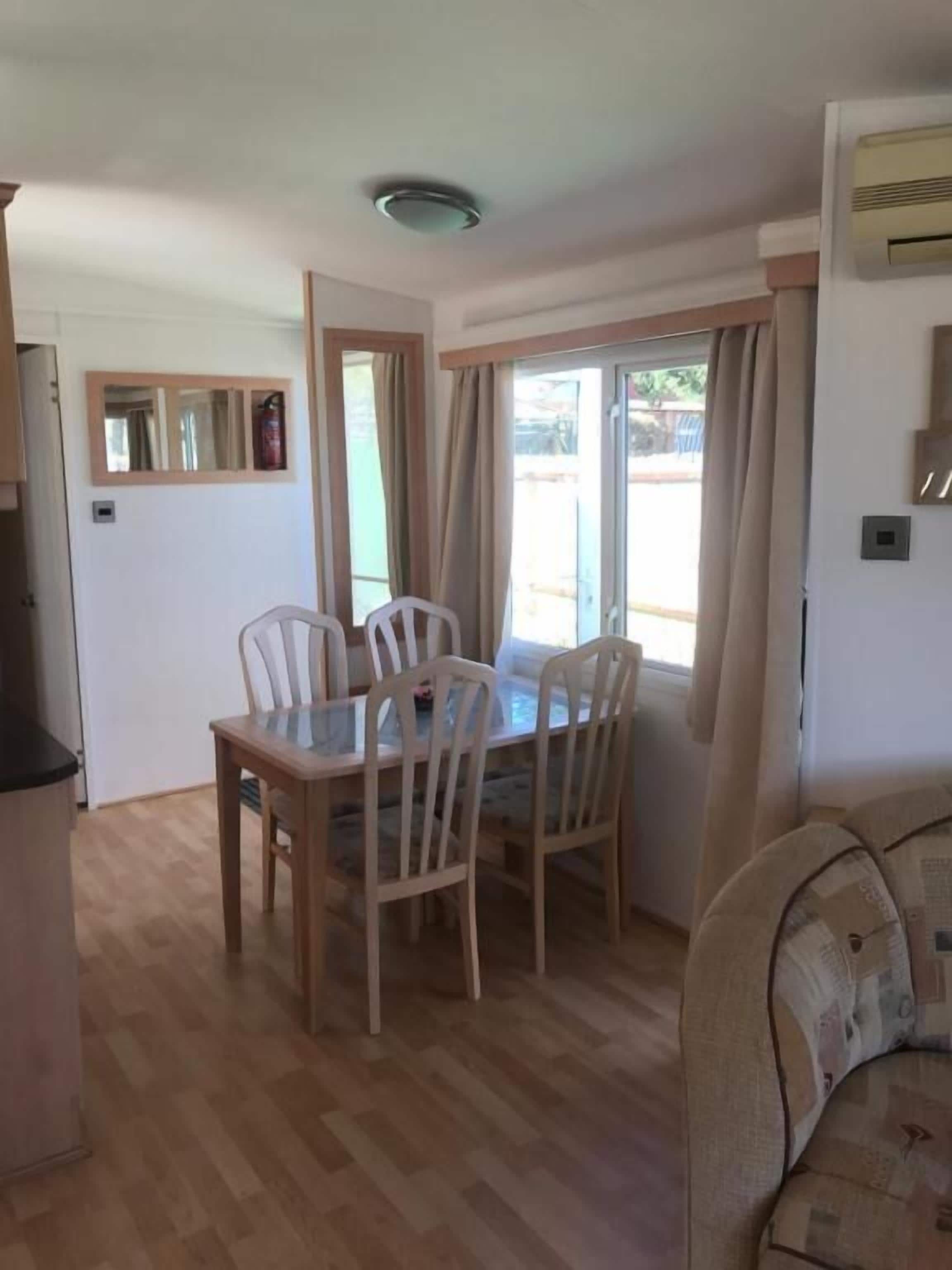 Mobile Home (25) | Living room | Flat-screen TV