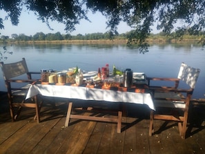 Se sirven desayunos, comidas, cenas y cocina local e internacional 