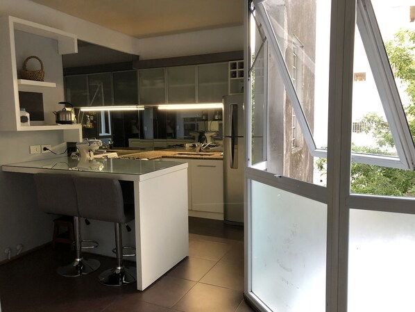 Refrigerador, horno, parrilla de estufa y tetera eléctrica 