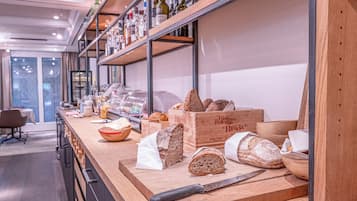 Café da manhã com buffet todos os dias (CHF 18 por pessoa)