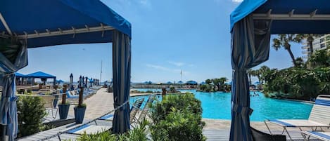 Una piscina al aire libre, una piscina climatizada