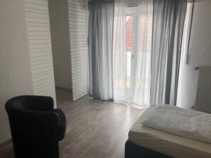 Soundproofing, free WiFi, bed sheets