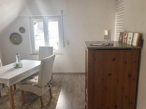 Apartamento, 2 quartos | Opções para refeição no quarto