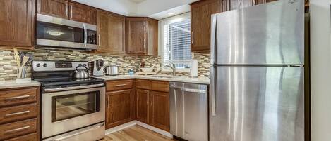 Fridge, microwave, stovetop, dishwasher
