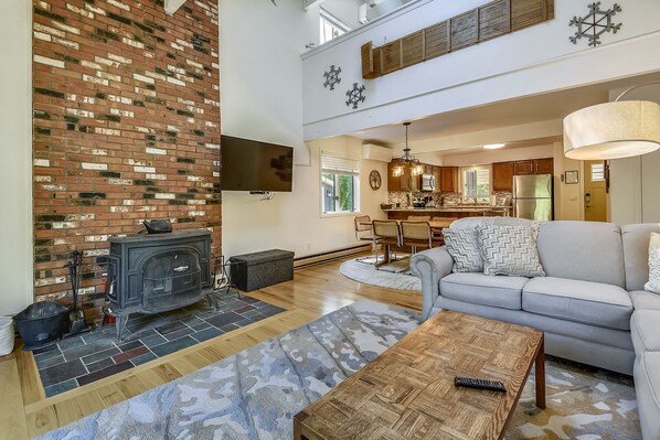 Televisión y chimenea 