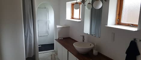 컴포트 아파트 | 욕실 | 샤워 시설, 레인폴 샤워기, 헤어드라이어, 타월