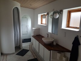 Apartamento conforto | Banheiro | Chuveiro, chuveiro com efeito de chuva, secador de cabelo 