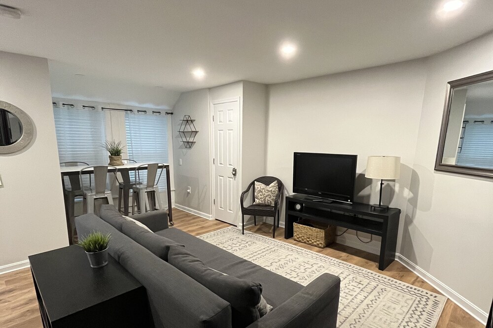 Modern English basement close to Capitol bldg w/free St. parking