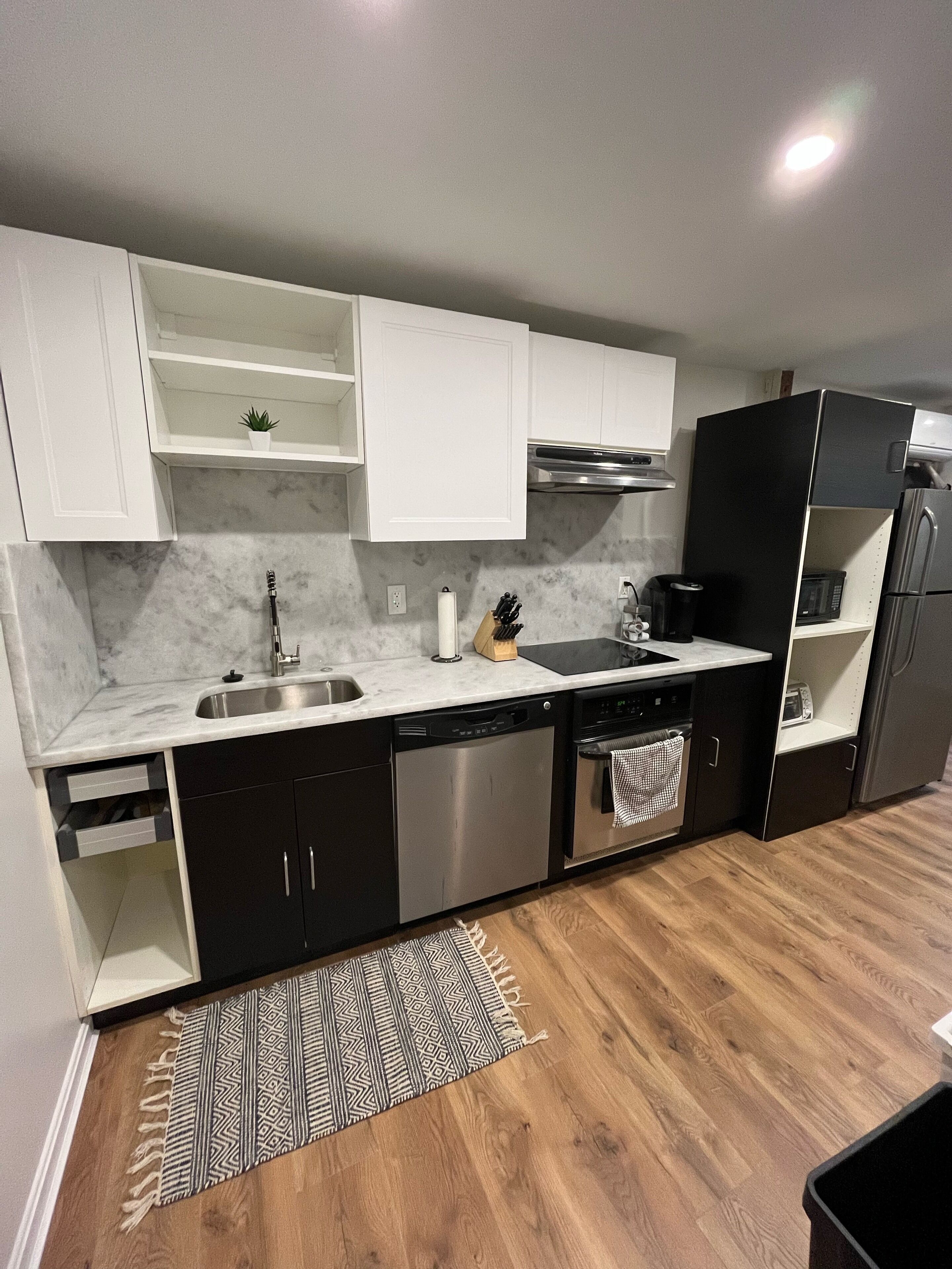 Modern English basement close to Capitol bldg w/free St. parking