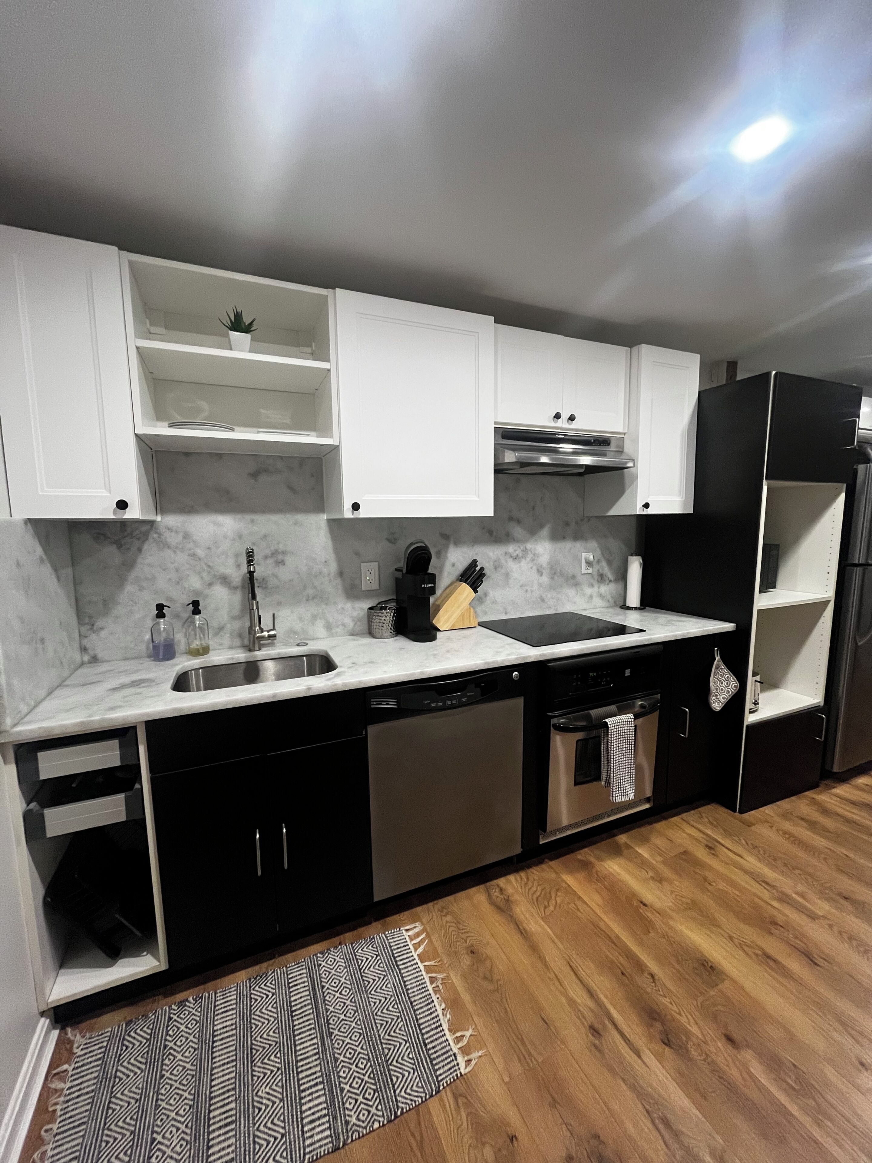 冷蔵庫、電子レンジ、オーブン、コンロ