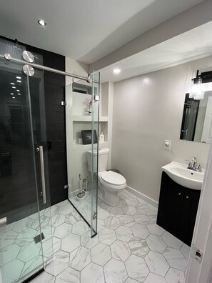 Shower, hair dryer, towels, soap - Bright & Private English Basement • H St · Union Market · NoMa Metro (Washington)