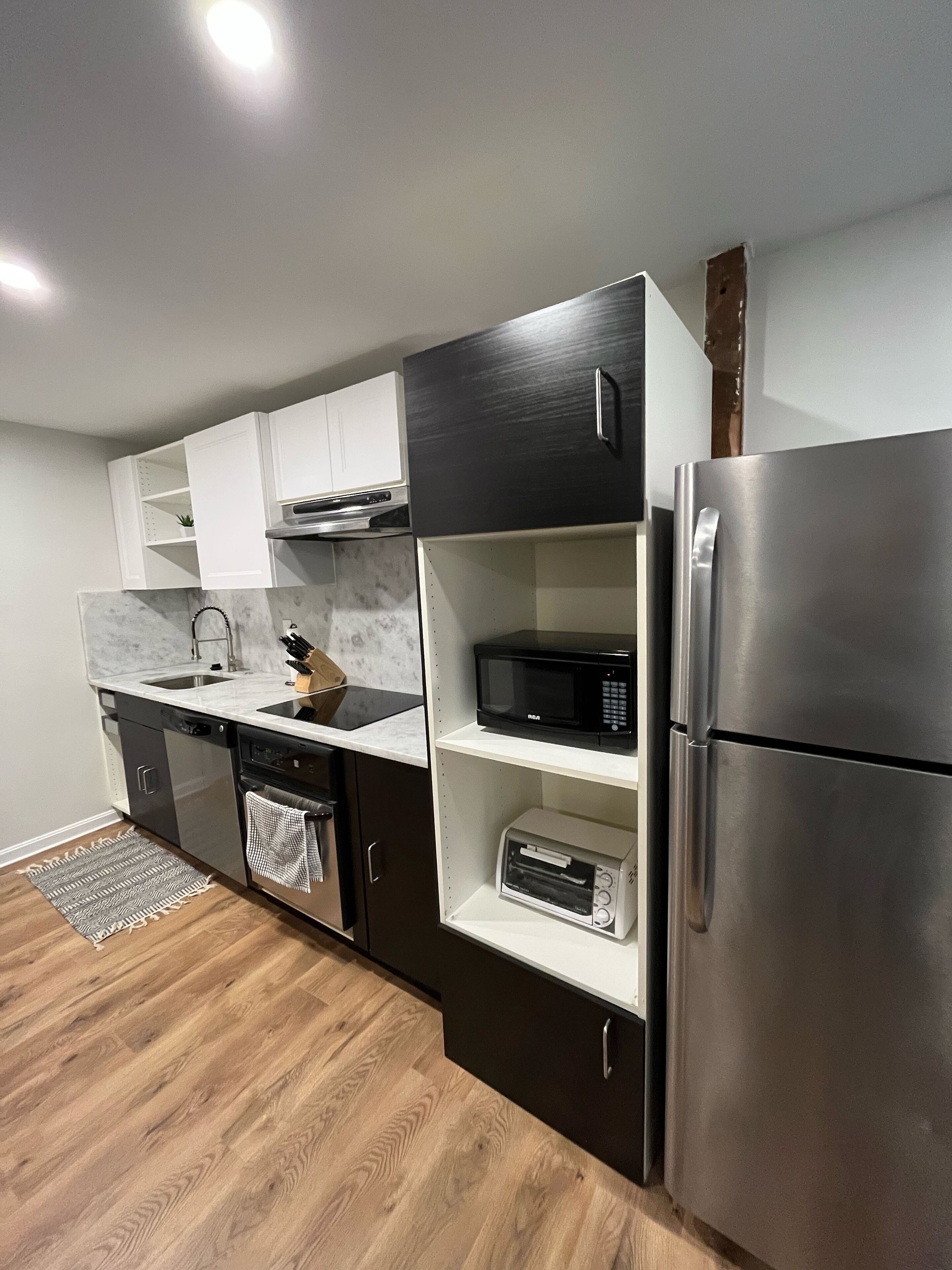 Modern English basement close to Capitol bldg w/free St. parking