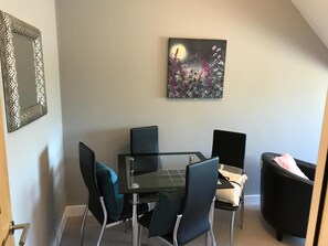 Apartment, 1 Schlafzimmer | Essbereich im Zimmer