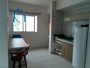 Jääkaappi, mikroaaltouuni, liesi, kahvin-/teenkeitin