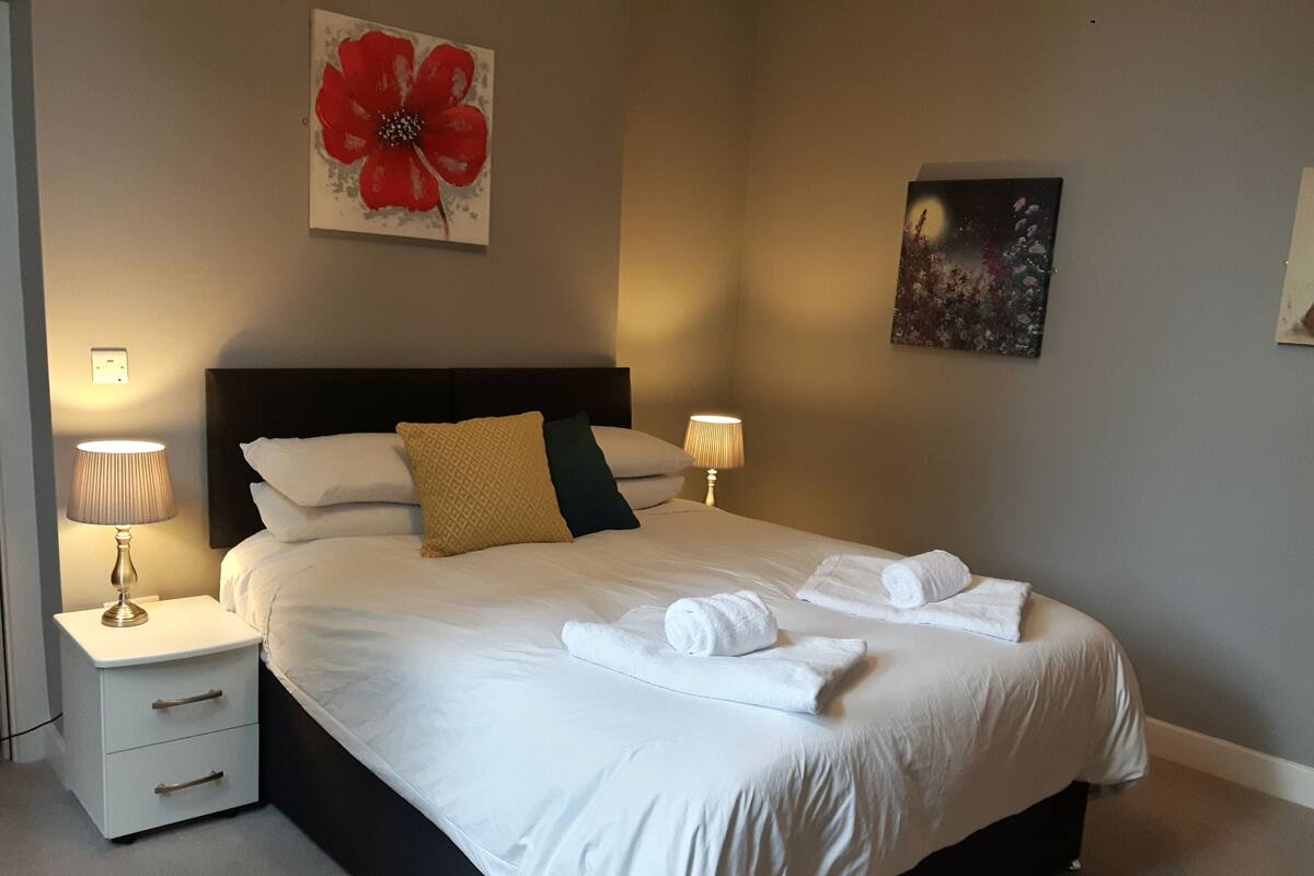 Luxury Apartment, 1 Bedroom, Ground Floor | 1 bedroom, laptop workspace, iron/ironing board, WiFi (free)