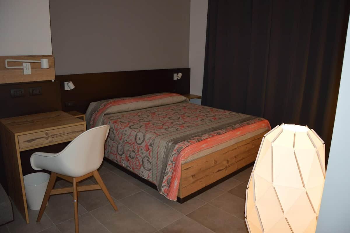 Vierbettzimmer (1) | Hochwertige Bettwaren, Betten mit Memory-Foam-Matratzen, Zimmersafe