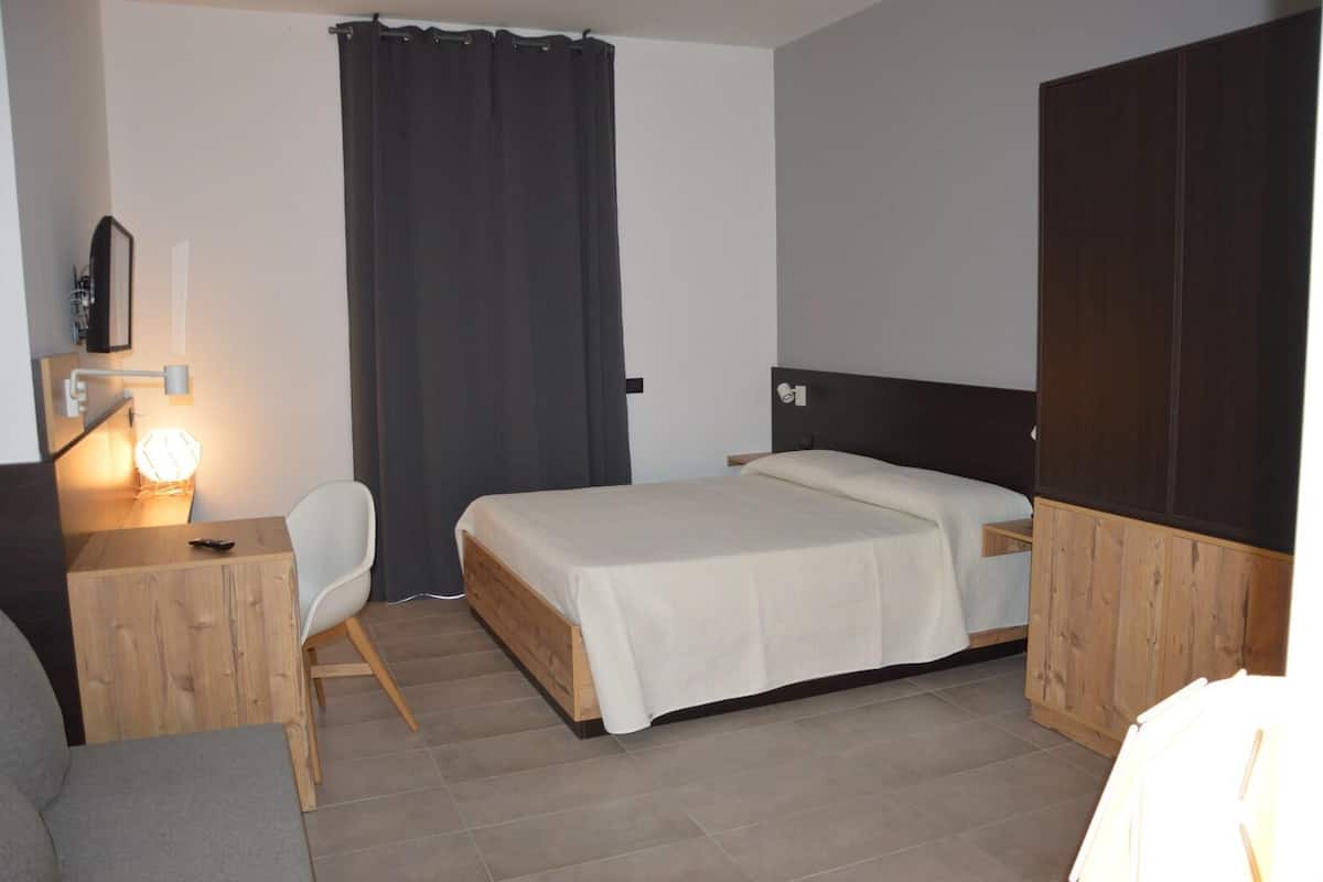 Vierpersoonskamer (2) | Luxe beddengoed, bedden met traagschuimmatras, een kluis op de kamer