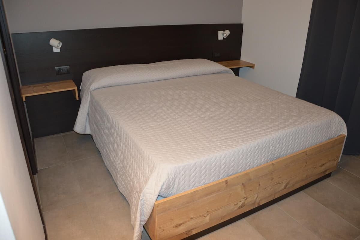 Dreibettzimmer (3) | Hochwertige Bettwaren, Betten mit Memory-Foam-Matratzen, Zimmersafe